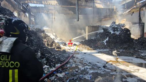 In fiamme impianto di trattamento rifiuti a Cadelbosco di Sopra