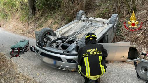 Incidente stradale a Camerino. Intervento dei Vigili del fuoco per estrarre il conducente