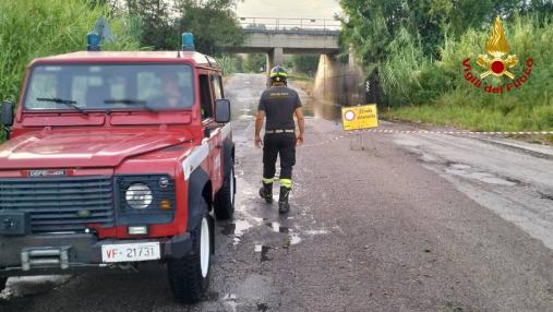 Uomo rimasto bloccato con l’autovettura in un sottopasso a causa del maltempo