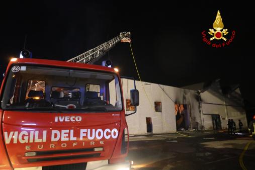 Incendio in un’azienda chimica a Monticello Conte Otto