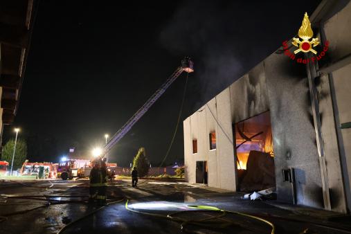 Incendio in un’azienda chimica a Monticello Conte Otto