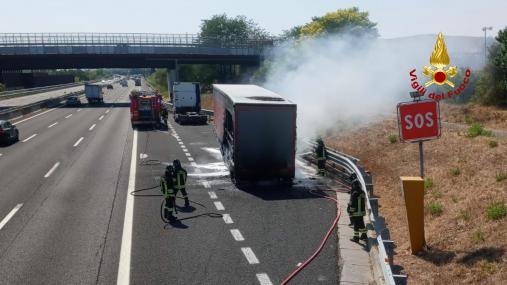 Semirimorchio in fiamme in A14. Vigili del fuoco sul posto