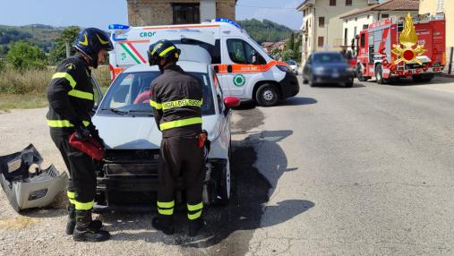 Incidente stradale tra una motocicletta e un’autovettura