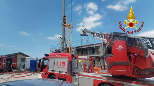 Incendio su un tetto ad Amendola