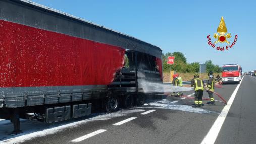 Semirimorchio in fiamme in A14. Vigili del fuoco sul posto