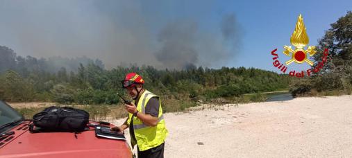 Vasto incendio di vegetazione lungo il fiume Tronto