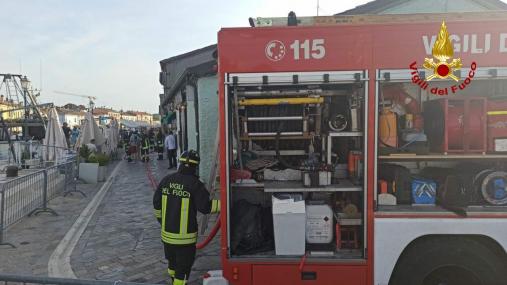 Incendio in un magazzino dismesso a Cesenatico. Il rapido intervento dei Vigili del fuoco ha impedito la propagazione delle fiamme