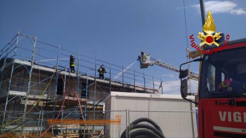 Incendio su un tetto ad Amendola