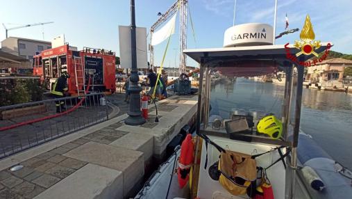 Incendio in un magazzino dismesso a Cesenatico. Il rapido intervento dei Vigili del fuoco ha impedito la propagazione delle fiamme