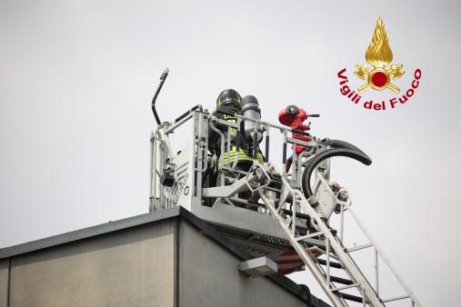 Incendio di pannelli fotovoltaici posti sulla copertura di un edificio industriale
