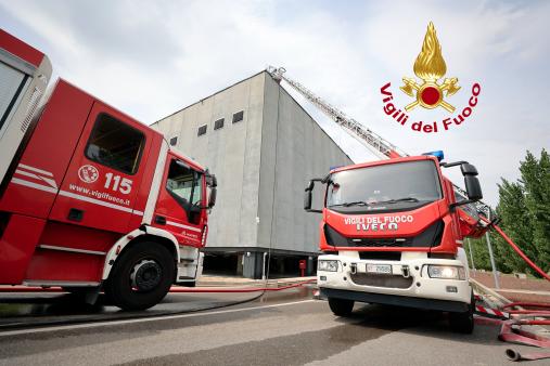 Incendio di pannelli fotovoltaici posti sulla copertura di un edificio industriale