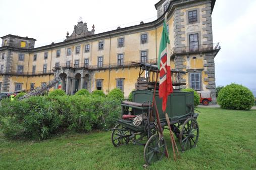 Carro ippotrainato con attrezzatura pompieristica