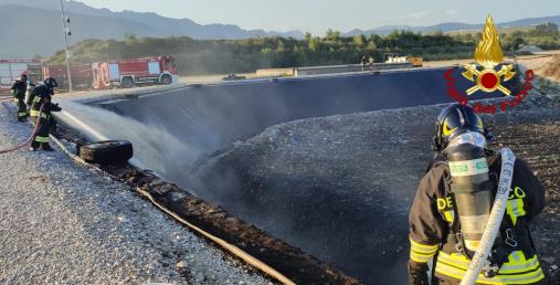 Incendio in una discarica a Maniago