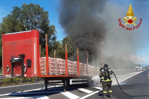 Autoarticolato in fiamme sulla A 34 a Villesse