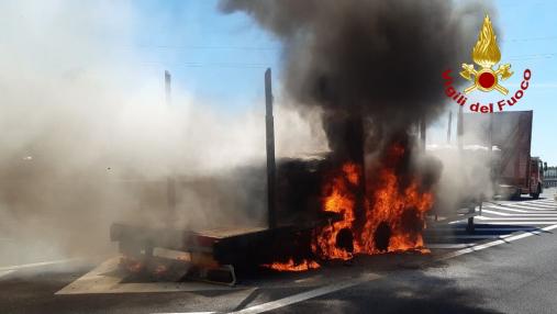 Autoarticolato in fiamme sulla A 34 a Villesse