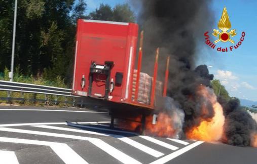 Autoarticolato in fiamme sulla A 34 a Villesse