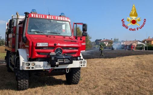 Incendio di vegetazione a Roveredo in Piano. Intervento dei Vigili del fuoco