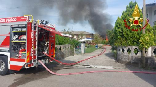 Incendio in un deposito di attrezzi a Maniago