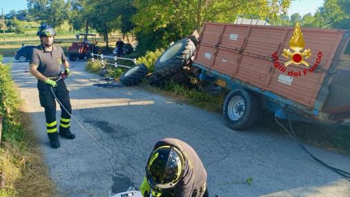 Recupero trattore finito dentro una scarpata