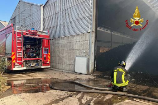 Capannaone in fiamme nella zona industriale