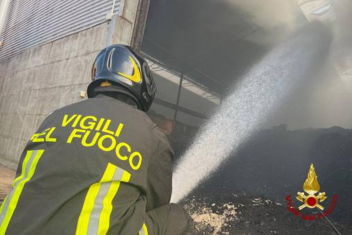 Capannaone in fiamme nella zona industriale