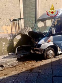 Incidente stradale di un mini bus a Santa Venerina