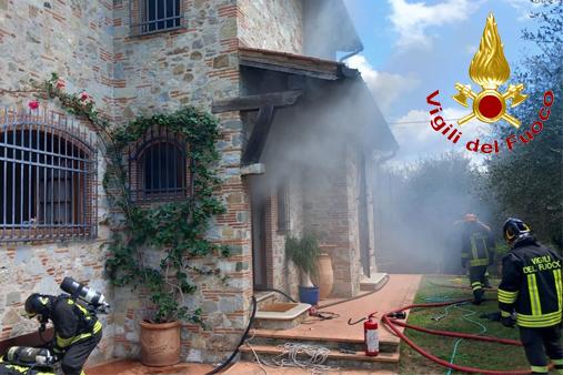 Vigile del Fuoco coinvolto da un'esplosione durante la lotta ad un incendio in uno scantinato a Bargecchia