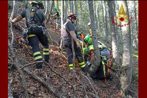 Soccorso cercatore di funghi caduto in un dirupo a Fosciandora