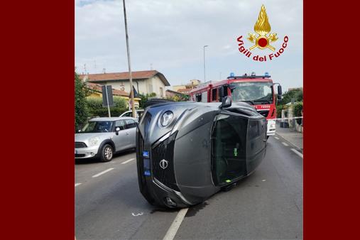 Auto si ribalta in strada a Viareggio. Soccorsa persona dai Vigili del fuoco