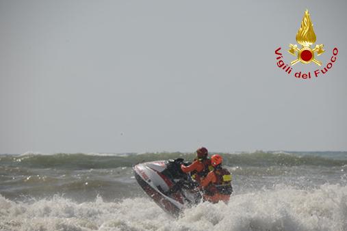 Soccorso a imbarcazioni in difficoltà nella giornata di Ferragosto a Viareggio