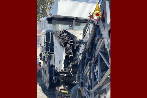 Incedio in un piazzale di una ditta di costruzioni a Pietrasanta