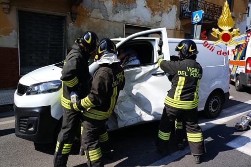 I Vigili del Fuoco liberano due persone rimaste incastrate per un incidente stradale sulla via Pesciatina