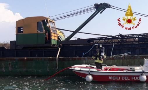 Principio d'incendio su una draga nella laguna di Grado