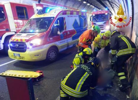 Incidente stradale in galleria. 4 persone soccorse dai Vigili del fuoco