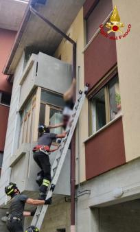 I Vigili del fuoco soccorrono una donna in pericolo di caduta dal secondo piano a San Canzian d'Isonzo,