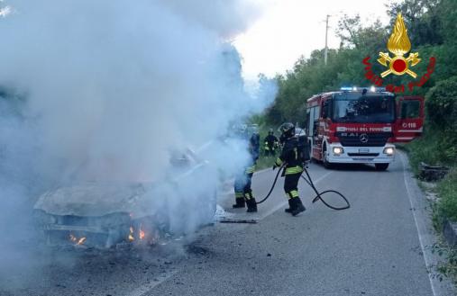 Incendio di un'autovettura a Polcenigo. Tempestivo intervento dei Vigili del fuoco per evitare la propagazione delle fiamme sulla vegetazione