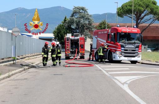 Incendio di automezzi all’interno di un piazzale di una officina