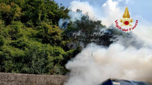 Incendio di un mezzo pesante contenente carta sulla A1