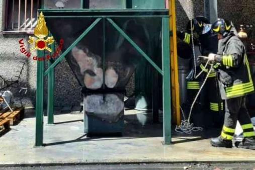 Vercelli, incendio nella zona industriale di Varallo Sesia