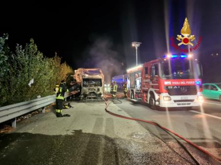 Incendio di un mezzo pesante sull'A1 nel comune di Bagno a Ripoli