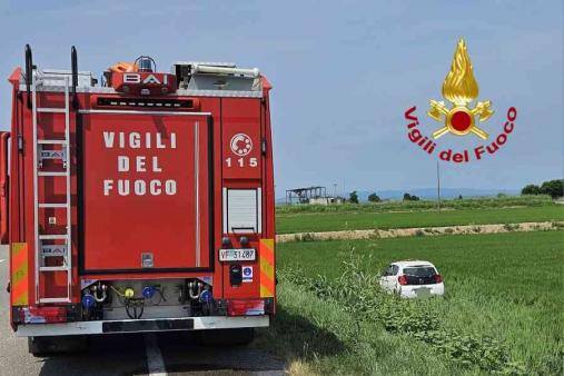Auto finisce in una risaia. Intervengono i Vigili del fuoco