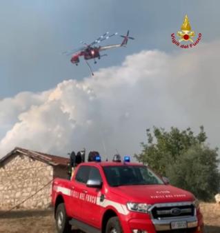 90 ettari di bosco in fiamme a Priverno. Vigili del fuoco al lavoro