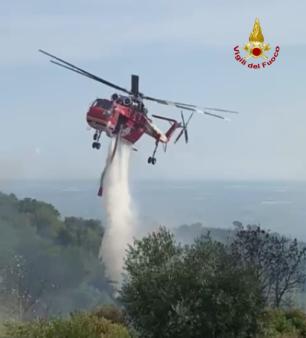 90 ettari di bosco in fiamme a Priverno. Vigili del fuoco al lavoro