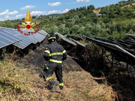 Incendio sterpaglie in prossimità di pannelli fotovoltaici