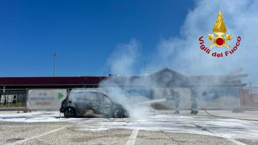 Incendio di un'autovettura in un'area di servizio a Falconara Marittina