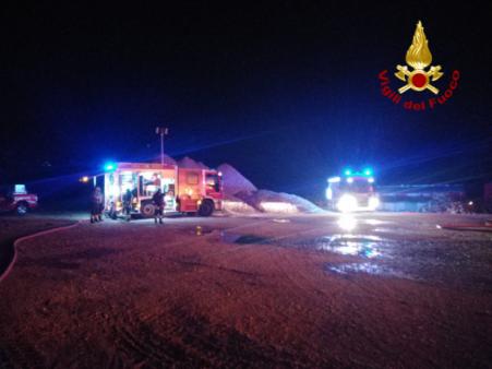 Incendio di due capannoni agricoli ad Arcevia. Vigili del fuoco in azione da ieri sera
