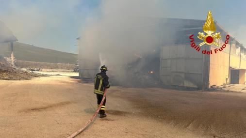 Incendio di due capannoni agricoli ad Arcevia. Vigili del fuoco in azione da ieri sera