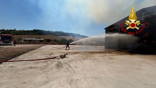 Incendio di due capannoni agricoli ad Arcevia. Vigili del fuoco in azione da ieri sera