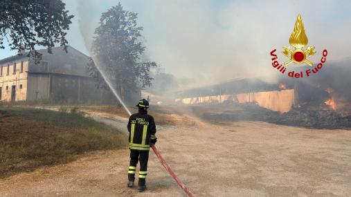 Incendio di due capannoni agricoli ad Arcevia. Vigili del fuoco in azione da ieri sera