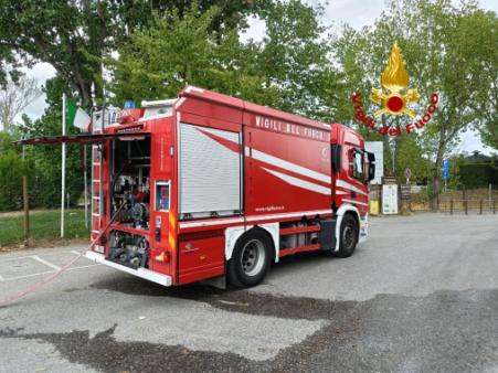 Vasto incendio nel Parco dei Renai. Richiesto l'intervento dell'elicottero Drago